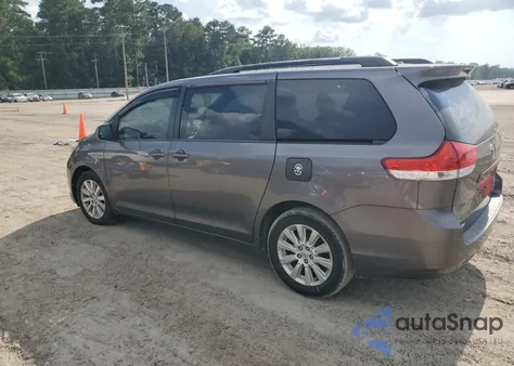 2013 Toyota Sienna Le z USA, uszkodzony, nr VIN 5TDJK3DC8DS071275